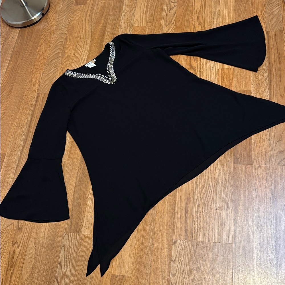 Vantarsi elegant black semi-sheer long bell sleeve blouse. Size XL.